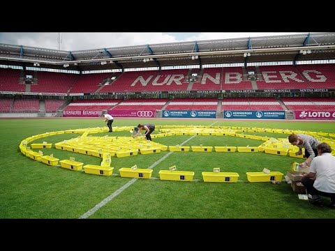 Kunstwerk Beedabei-Ball für die Fans des 1. FC Nürnberg im Max-Morlock-Stadion